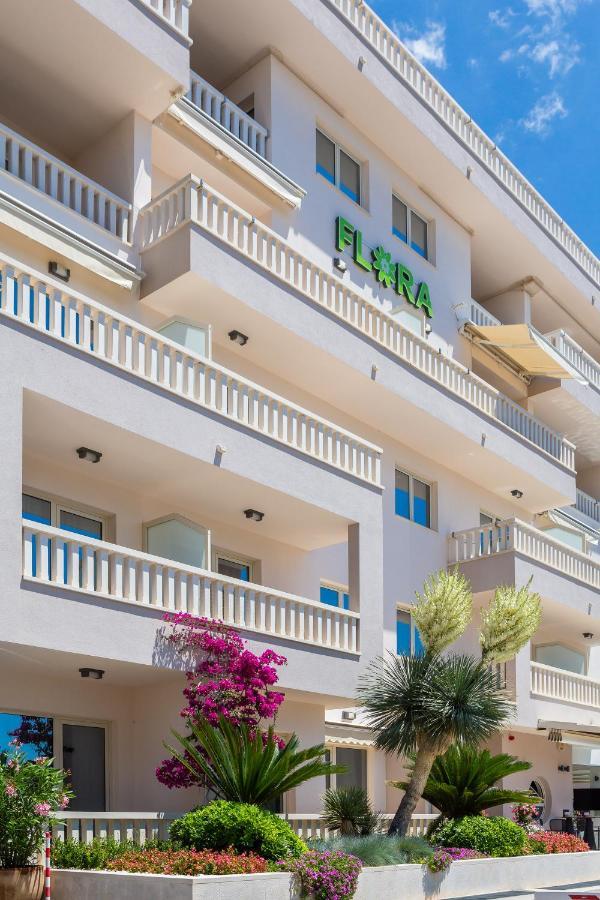 טוצפי Aparthotel Flora מראה חיצוני תמונה